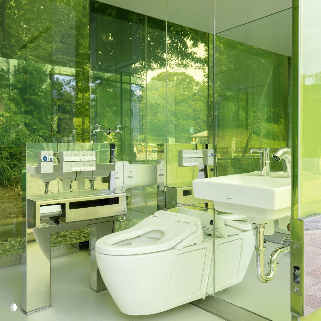 Интеллектуальный общественный санузел с автоматическим биде-унитазом и сенсорными элементами — пример водосберегающих и гигиеничных решений для общественных пространств.