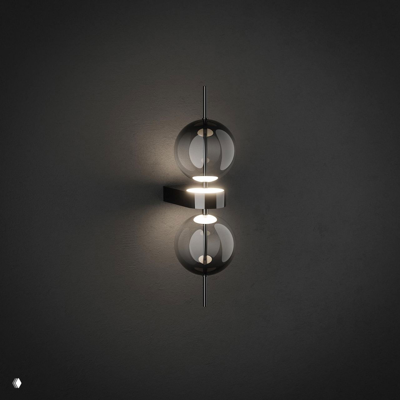 Вертикальный настенный светильник с двумя прозрачными стеклянными шарами и центральным металлическим стержнем: зеркальный градиент и мягкое рассеивание света.