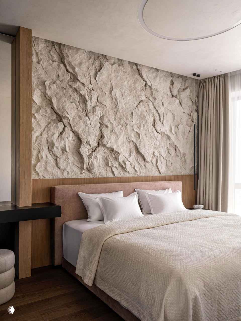 Мастер-спальня с текстурной каменной фактурой над изголовьем, спокойными бежевыми тонами и минималистичной отделкой для мягкой атмосферы.