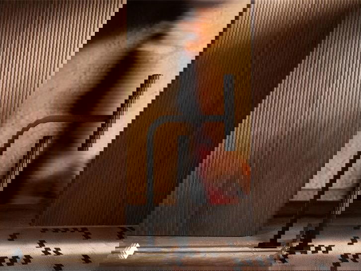 Парная инсталляция смесителей на фоне деревянных панелей: минималистичная композиция коллекции Incastri с тёплыми древесными тонами.