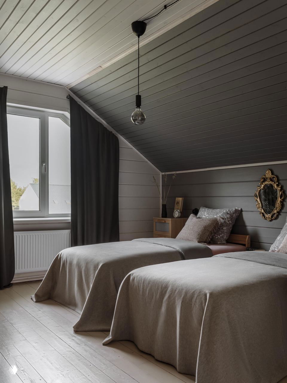 Мансардная спальня с двумя односпальными кроватями, мягкими постелями и приглушённой серо-коричневой палитрой — спокойная зона отдыха.