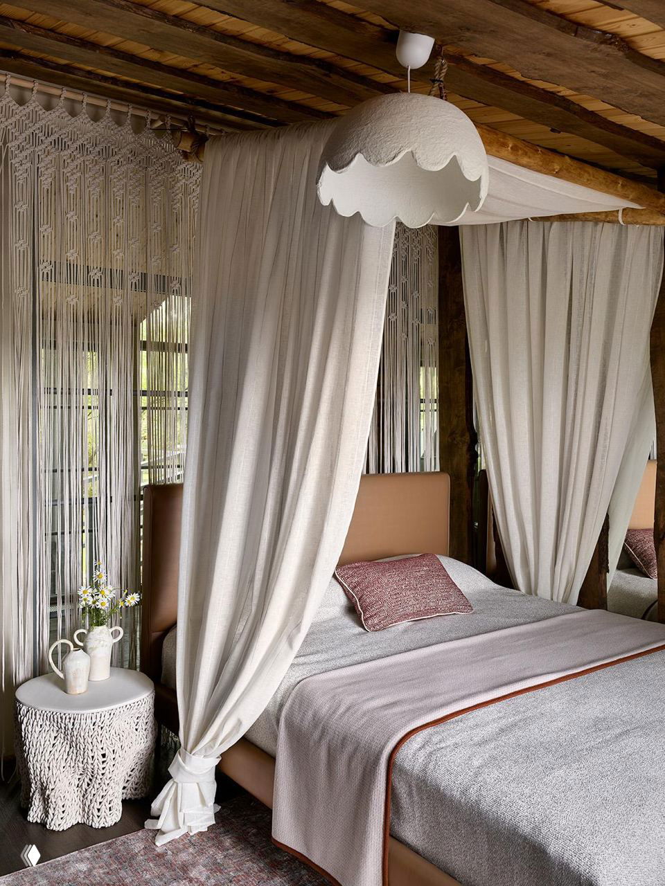 Спальня с балдахином, макраме-перегородкой и лёгкими драпировками, атмосферный текстиль и тёплый деревянный интерьер в Подмосковье.