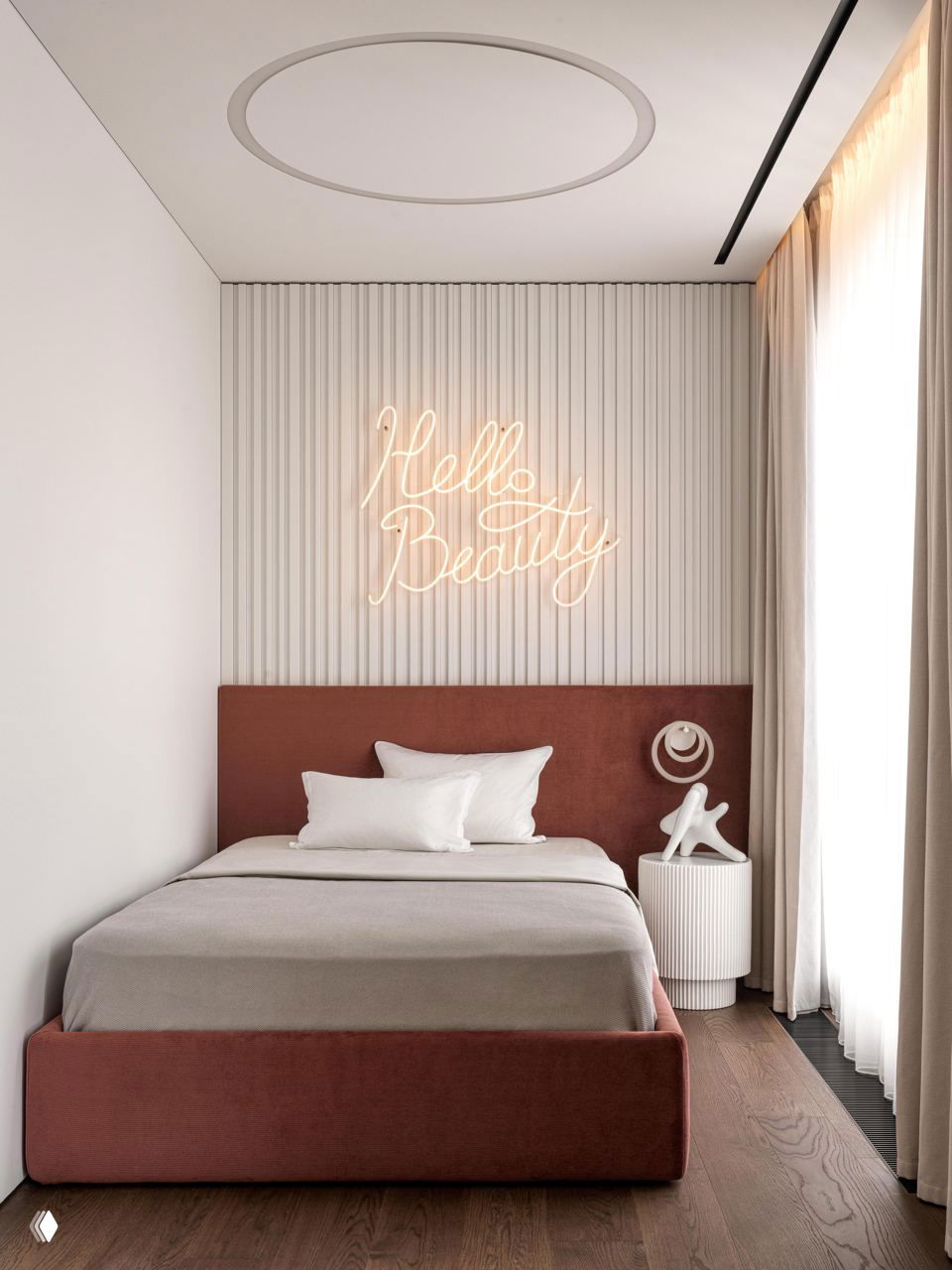 Гостевая или вторая спальня с рельефным изголовьем, неоновой надписью и спокойной нейтральной палитрой — комфортная лаконичная комната.
