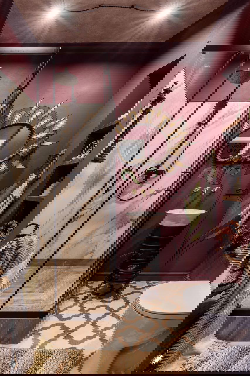 Ванная комната с душевой кабиной, фиолетово-бордовой декоративной росписью стен и уникальным умывальником, сделанным из старинной чугунной печи.