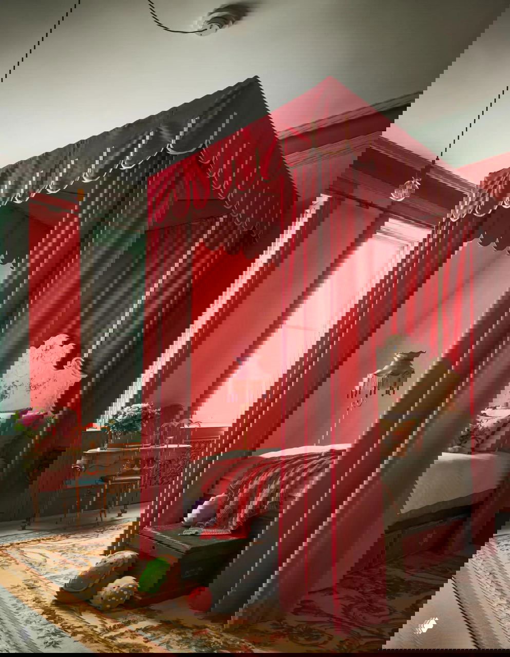 Детская или спальня с балдахином из насыщенно-розового бархата, винтажной мебелью и ковром в классическом орнаменте.