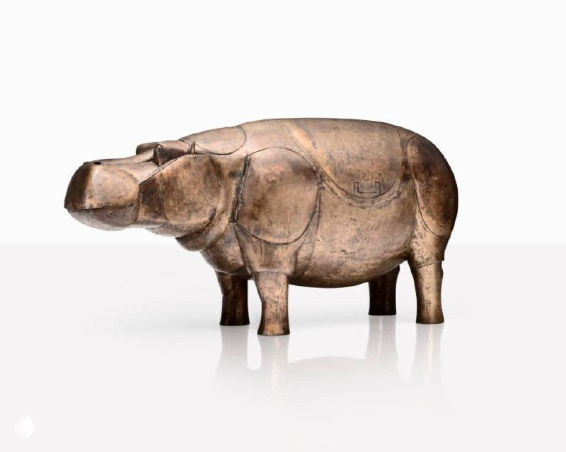 Медная скульптура‑бар в форме бегемота (Hippopotame Bar) работы Лаланна на нейтральном фоне; вид спереди с бронзовой патиной и округлой формой корпуса.