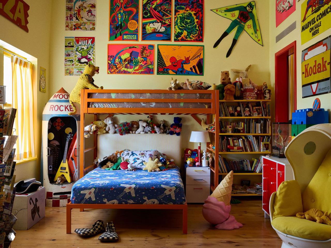 Детская с двухъярусной кроватью, яркими плакатами и кучей мягких игрушек — насыщенное пространство для детей в стиле максимализма.