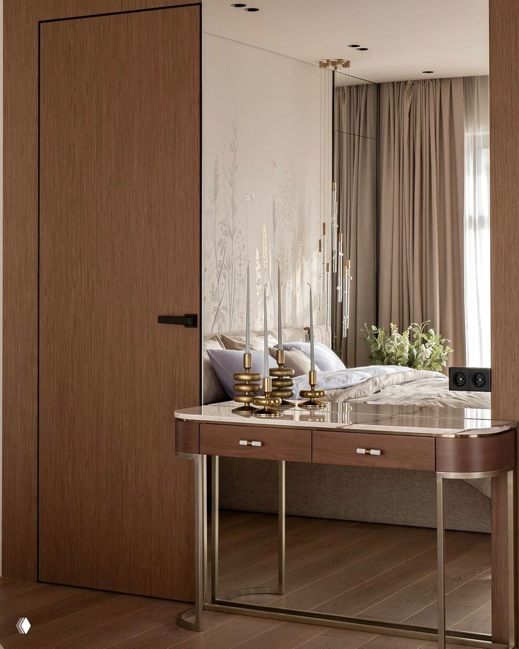 Угол спальни с зеркалом в полный рост, деревянной тумбой и мягкими текстурами постельного белья в бежевых и светло-лавандовых тонах.