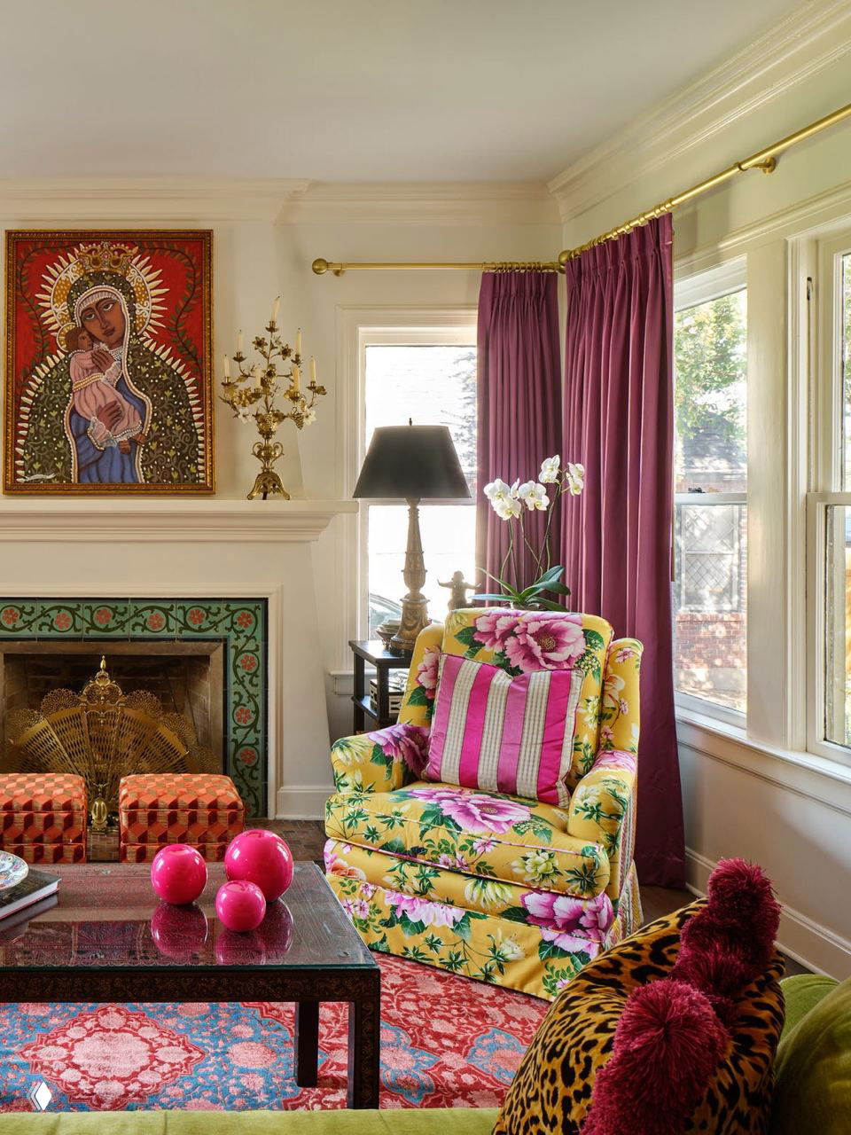 Яркая гостиная с цветочным желтым креслом, мраморным столиком, камином и декоративными элементами в стиле винтаж и мексиканской находки, интерьер Сан‑Антонио.
