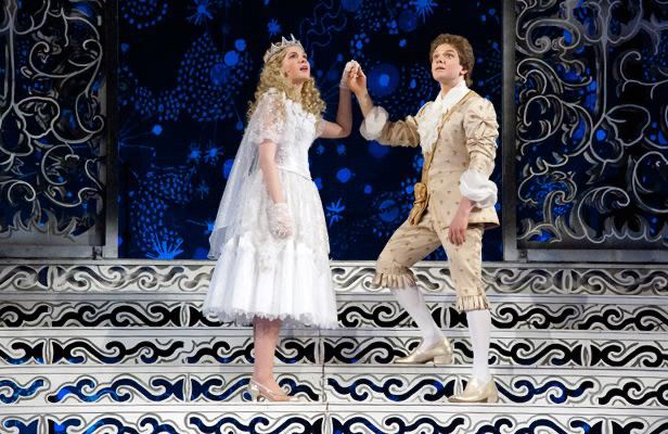 Сцена балета с актёрами в костюмах Золушки и принца на праздничном представлении — классическое театральное шоу в новогодний период.