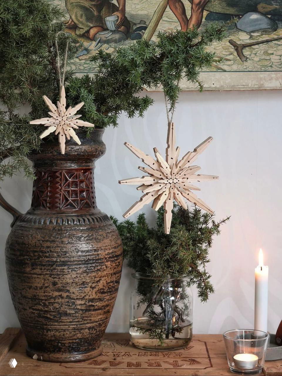 Яркая комната с бумажными гирляндами, декоративными пирамидками и праздничным столом — альтернативный, цветной подход к новогоднему декору без ели.