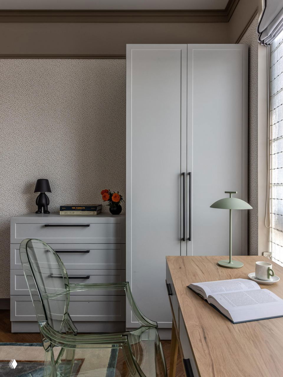 Рабочая зона с прозрачным акриловым креслом, деревянным столом и светлым шкафом — сочетание современного и функционального дизайна.