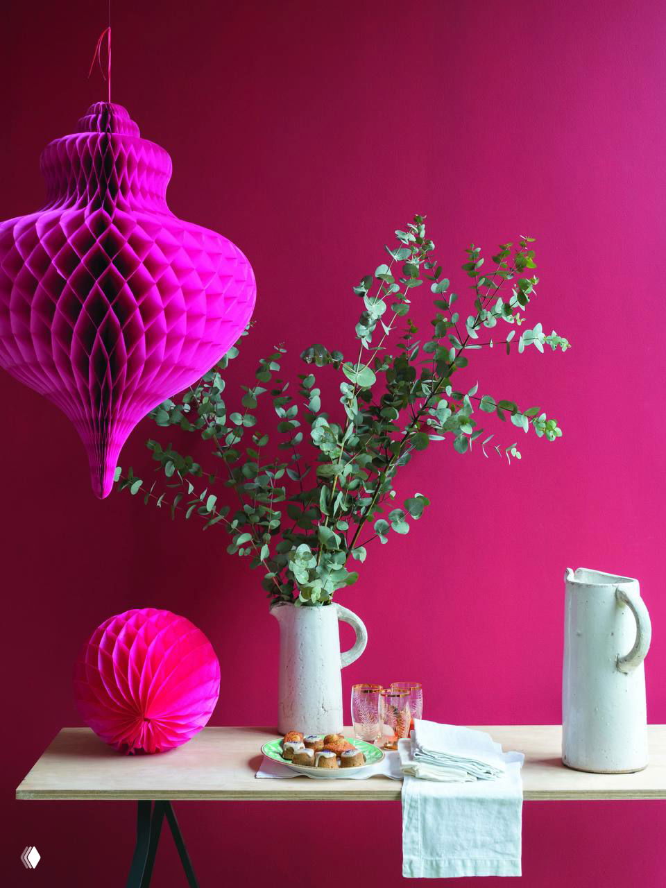 Ваза с еловыми ветвями и деревянными снежинками-орнаментами на фоне античной керамики — природная текстура и ручная поделка вместо елочной пышности.