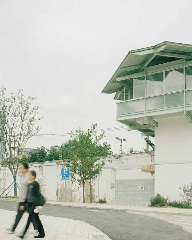 Тюремную вышку в Китае превратили в круглосуточный книжный