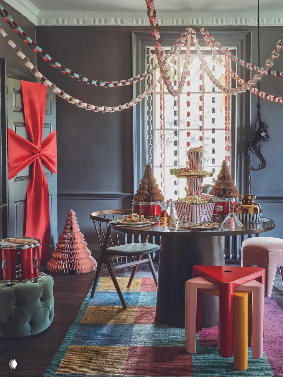 Деревянный стол с посудой, зеленью и свечами в обстановке мастерской — праздничный деревенский банкет без центральной елки, с натуральными композициями.