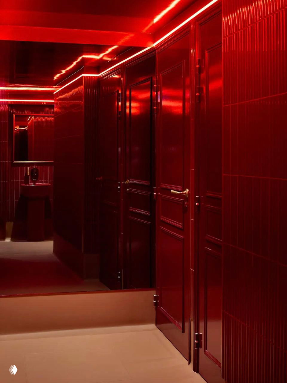 Красная коридорная зона с глянцевыми панелями и дверями, усиленное декоративное освещение создает насыщенную монохромную атмосферу.