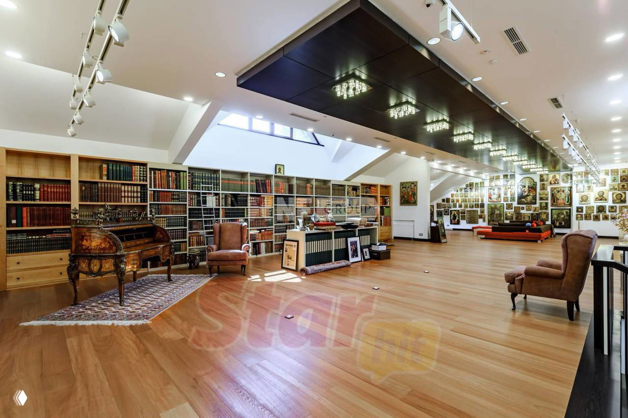 Большой мансардный зал с библиотекой и коллекцией изданий и картин, открытое пространство для работы, хранения коллекции и экспозиций.