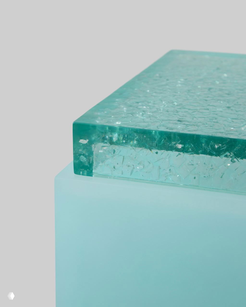 Крупный план верхней плиты из треснувшего зелёного стекла: слоистая структура и характерная текстура смоляного залитого стекла в коллекции Tons, подчёркнута светлым фоном.