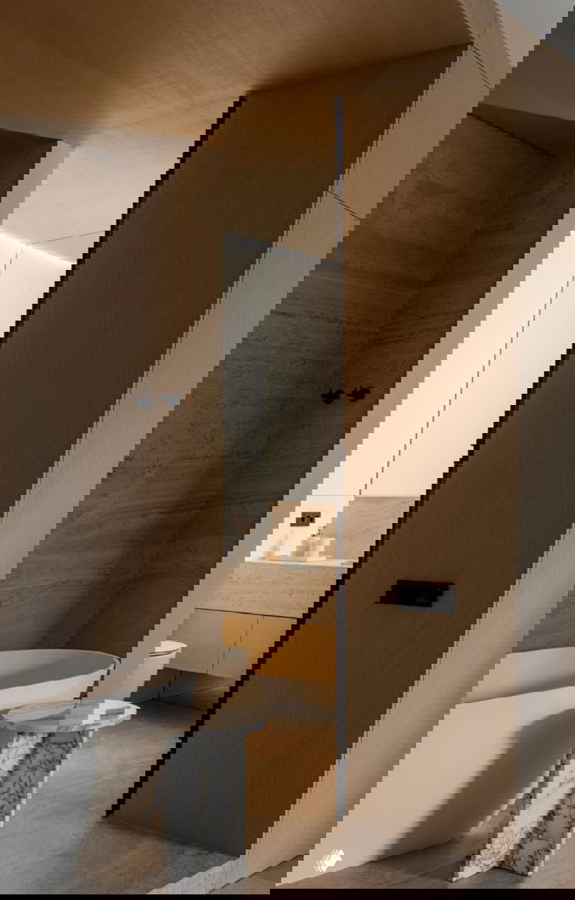 Ванная и санузел в натуральном камне: отдельно стоящая белая ванна, мраморный табурет и тёплая деревянная облицовка по периметру.