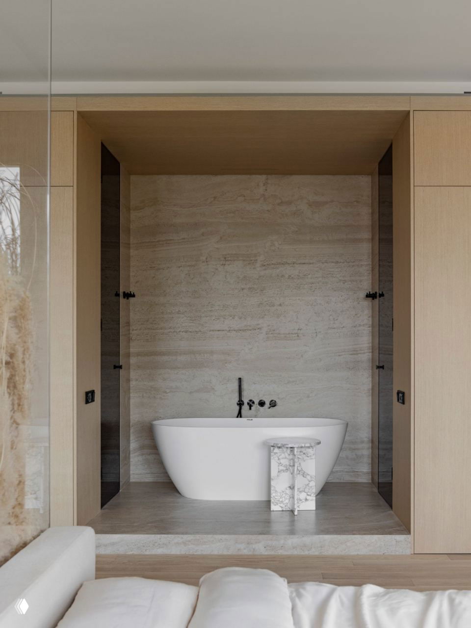 Ракурс спальни и ванной: свободная планировка, натуральные материалы и монохромная бежево-песочная гамма, подчёркнутая архитектурными объёмами.
