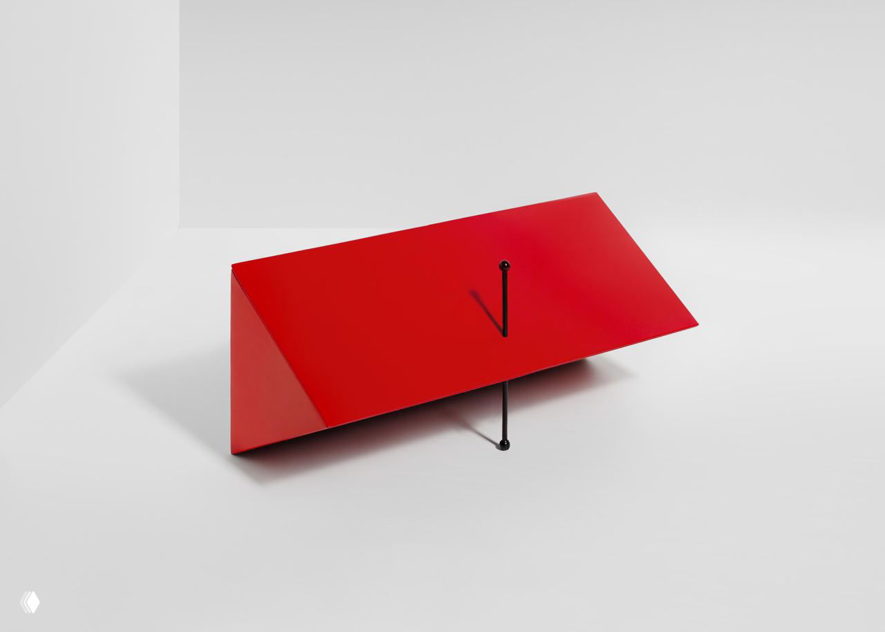 Крупный план красной крышки металлической хлебницы «Зdobnitsa» с чёрным стержнем на минималистичном белом фоне, акцент на форме и тени.