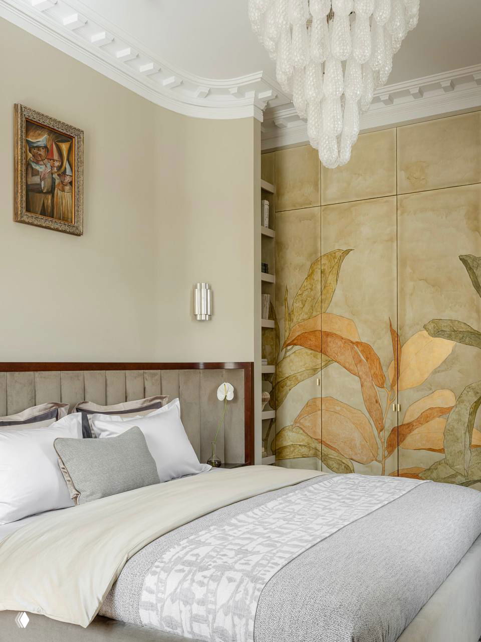 Спальная зона с фасадом шкафа, украшенным крупной художественной росписью в пастельных тонах и аккуратным мягким декором.