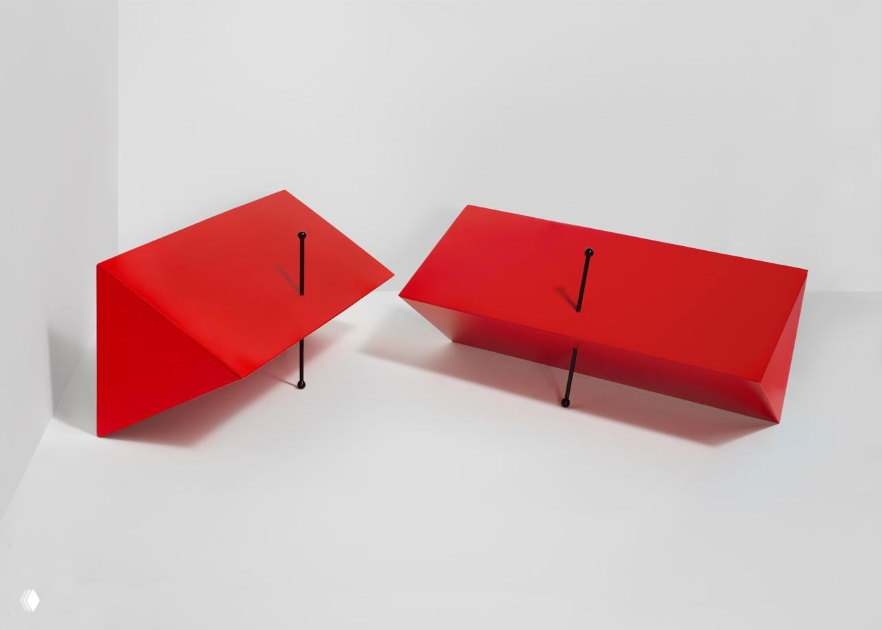 Две красные хлебницы «Зdobnitsa» на белом фоне, обе установлены на чёрные опоры, демонстрируя строгие пропорции и вариативность формы.