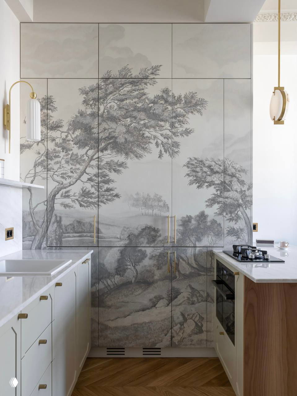 Кухонный шкаф с панорамной графичной росписью пейзажа на фасадах, сочетание с мраморной столешницей и золотистыми ручками.