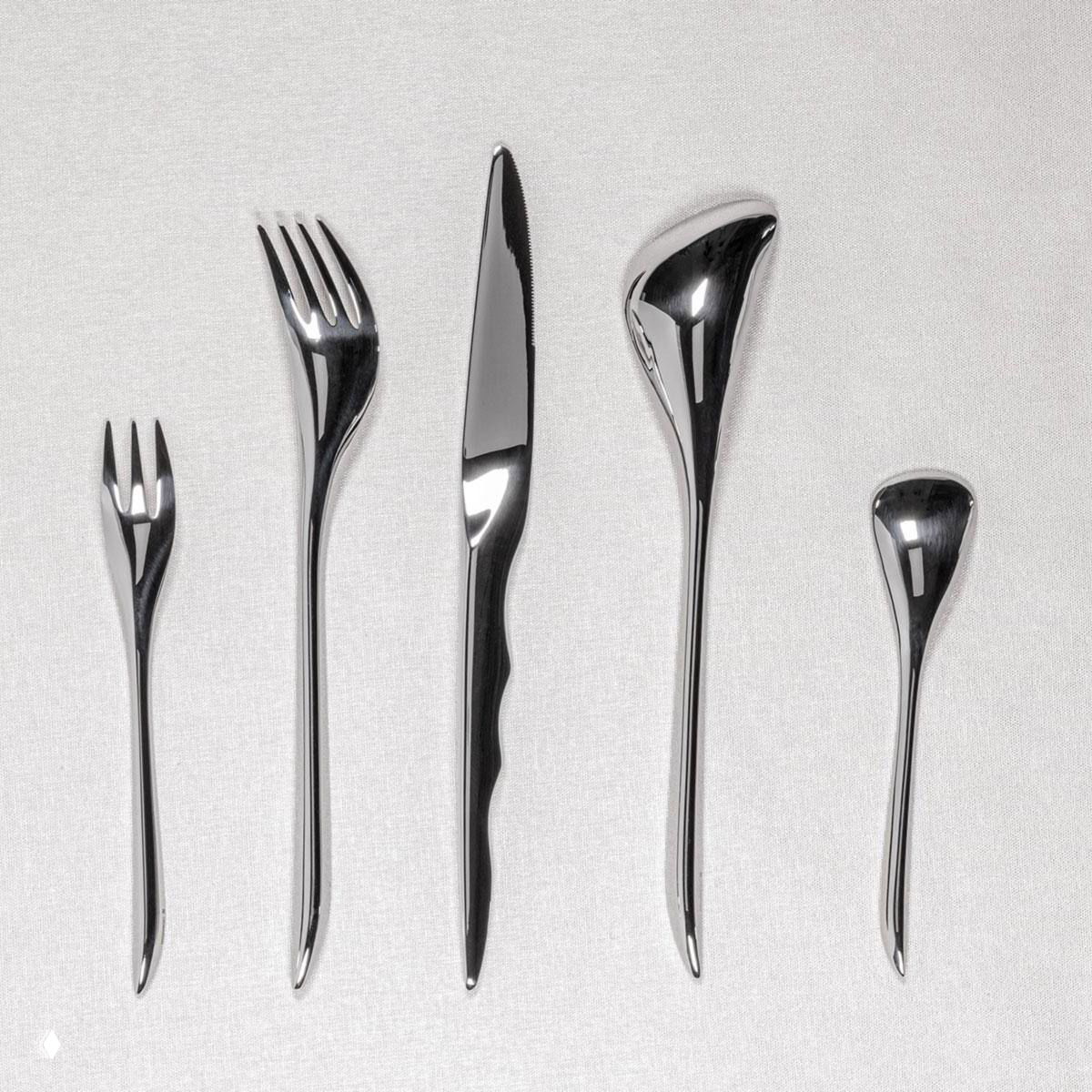Набор столовых приборов: вилки, нож и ложки из нержавеющей стали с обтекаемыми формами и плавной динамикой, концепт, вдохновлённый течением воды.