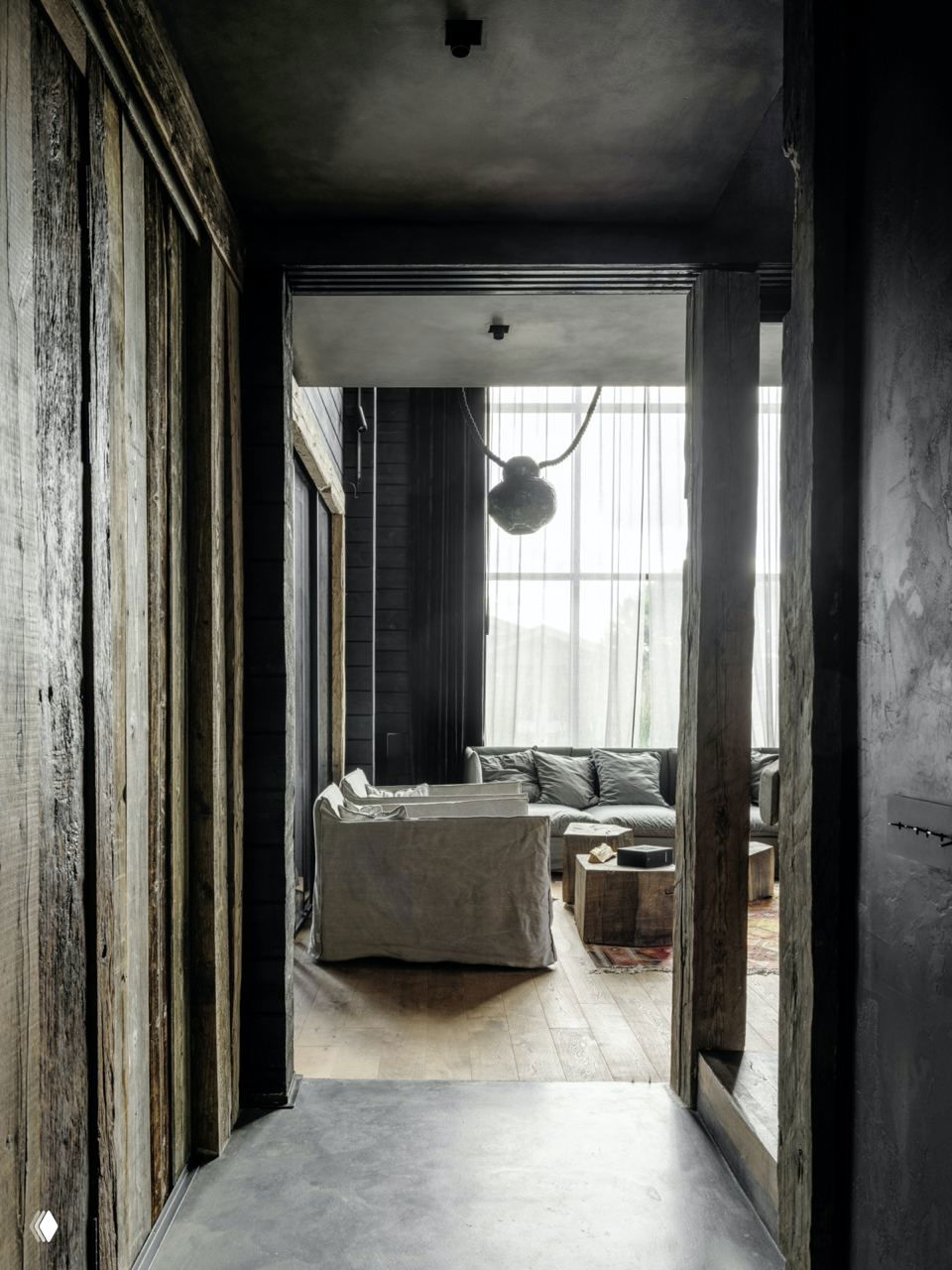 Коридор с деревянными балками и видом в гостиную: большие окна, лёгкие шторы и низкая мебель создают расслабленную, уютную композицию.