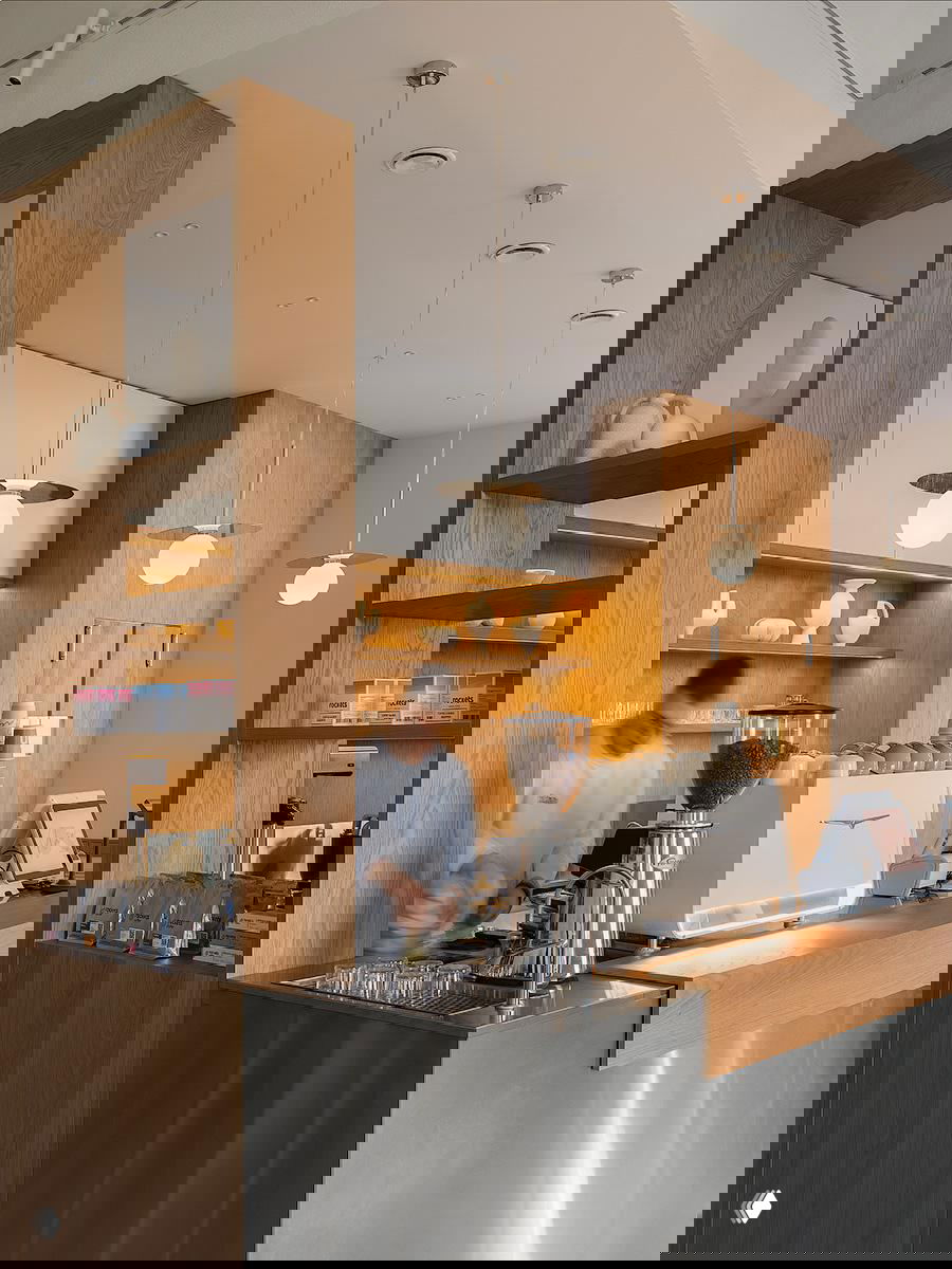 Игра света и минимум декора: кофейня Plain в Москве