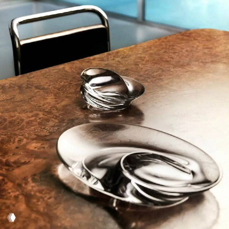 Абстрактное художественное изображение с металлическими бликами и искажениями, отражения и текстуры на фоне — визуализация концепции посуды.