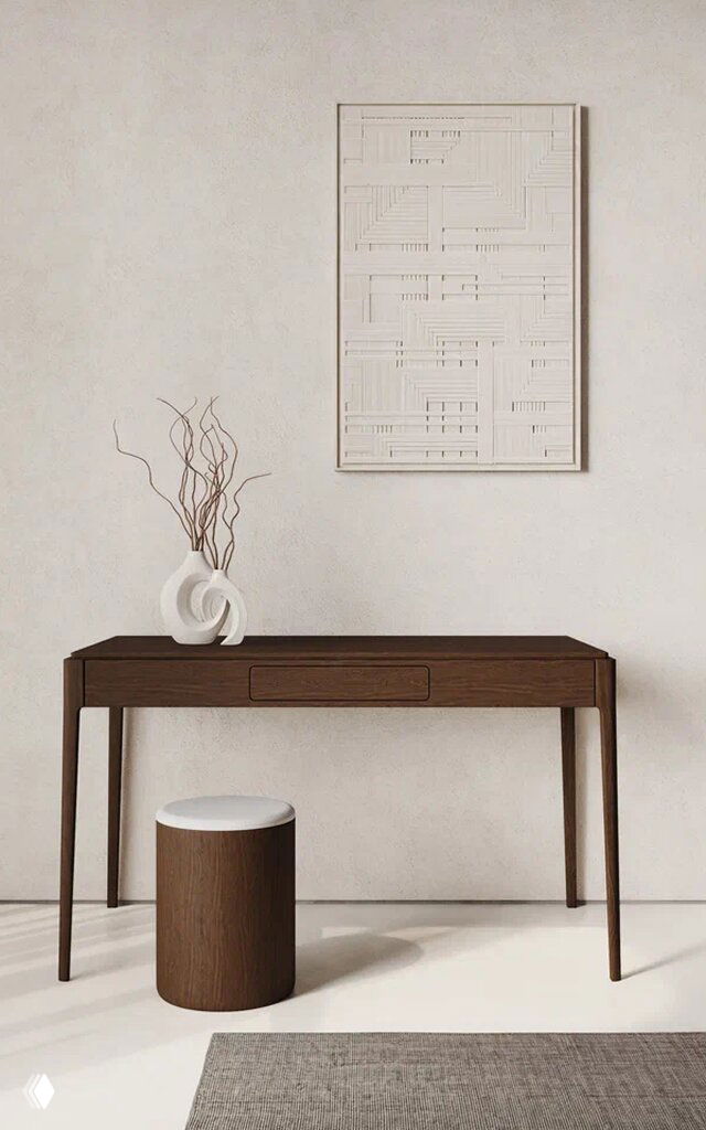Общий кадр: облегчённый письменный стол Harvey тёмного дерева в минималистичной комнате с круглым пуфом и декоративной вазой на столе, нейтральный фон.