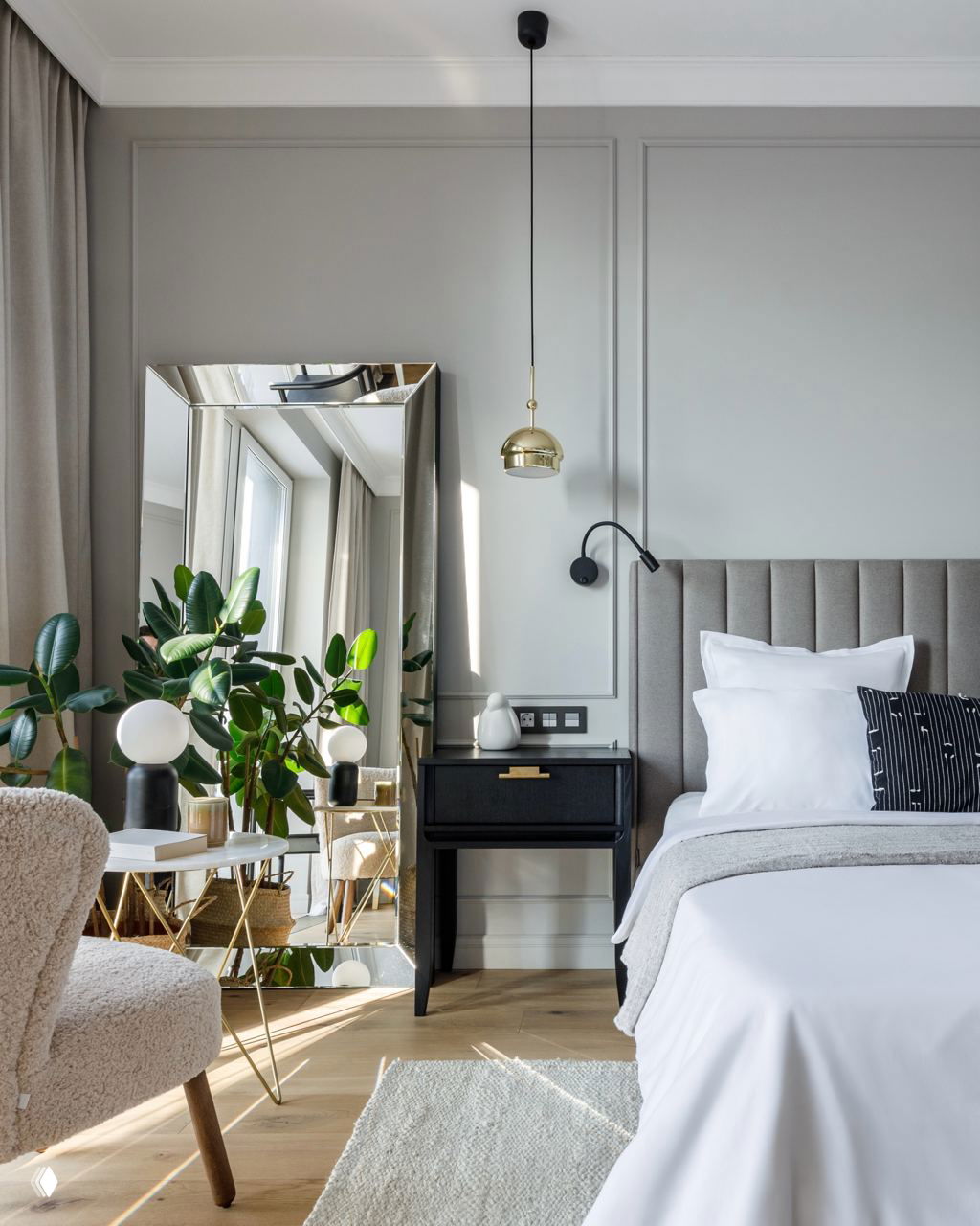 Современная спальня в светлых тонах с зеркалом в полный рост и группой горшечных растений у прикроватной зоны, отражение усиливает зелёный акцент.
