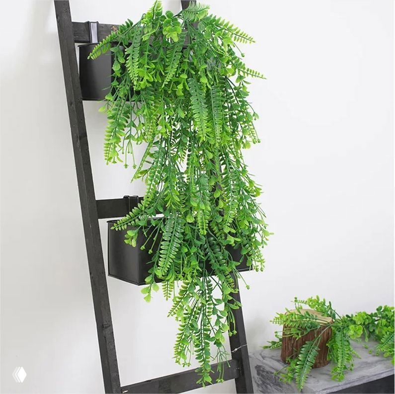 Подвесной бостонский папоротник с густыми перистыми листьями на лестнице в интерьере — идея для влажных помещений и декора.
