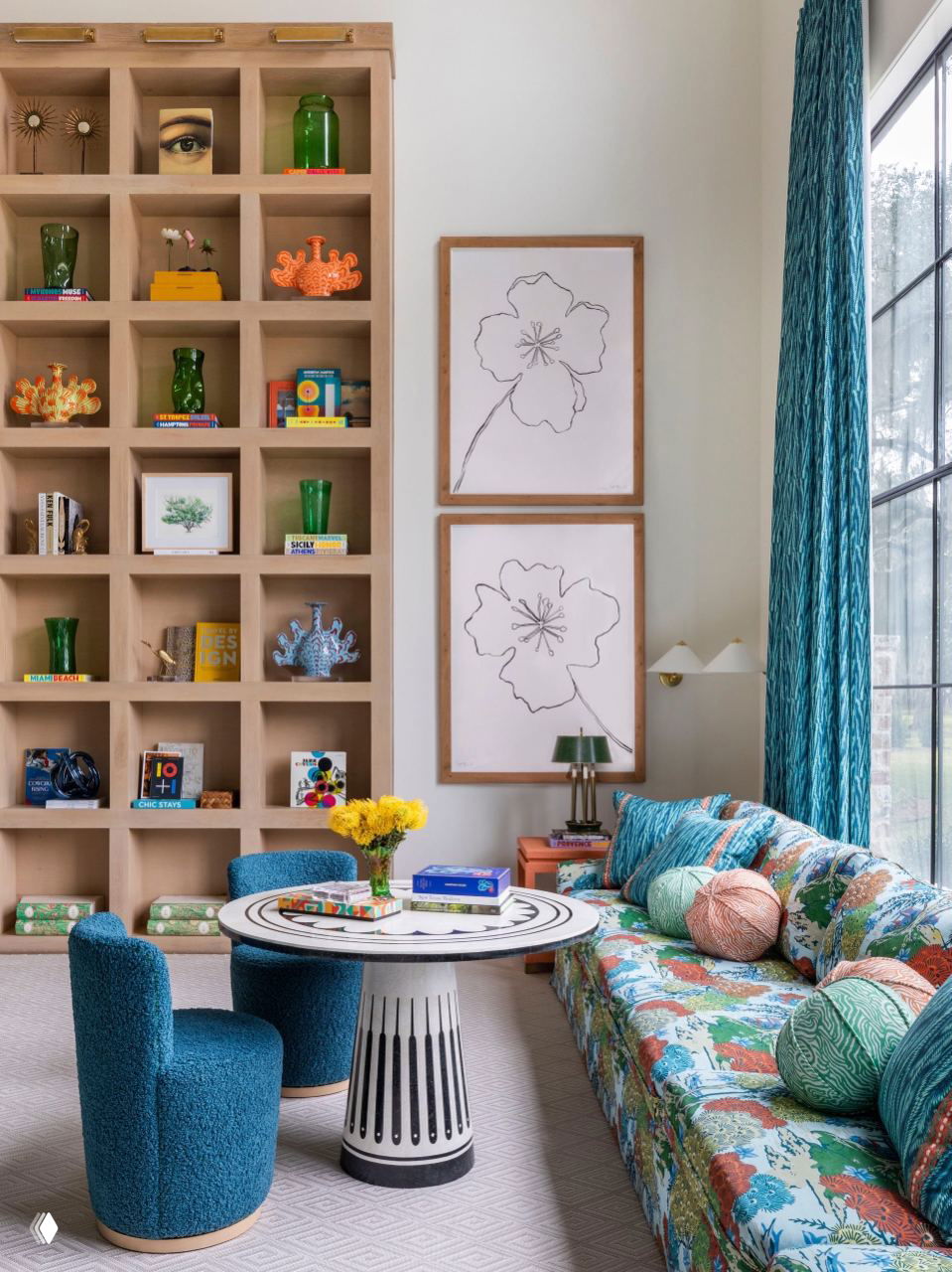 Декоративная стеллажная система с квадратными нишами, в которых собраны книги, стеклянные вазы и мелкие предметы коллекции, рядом — окно в пол.