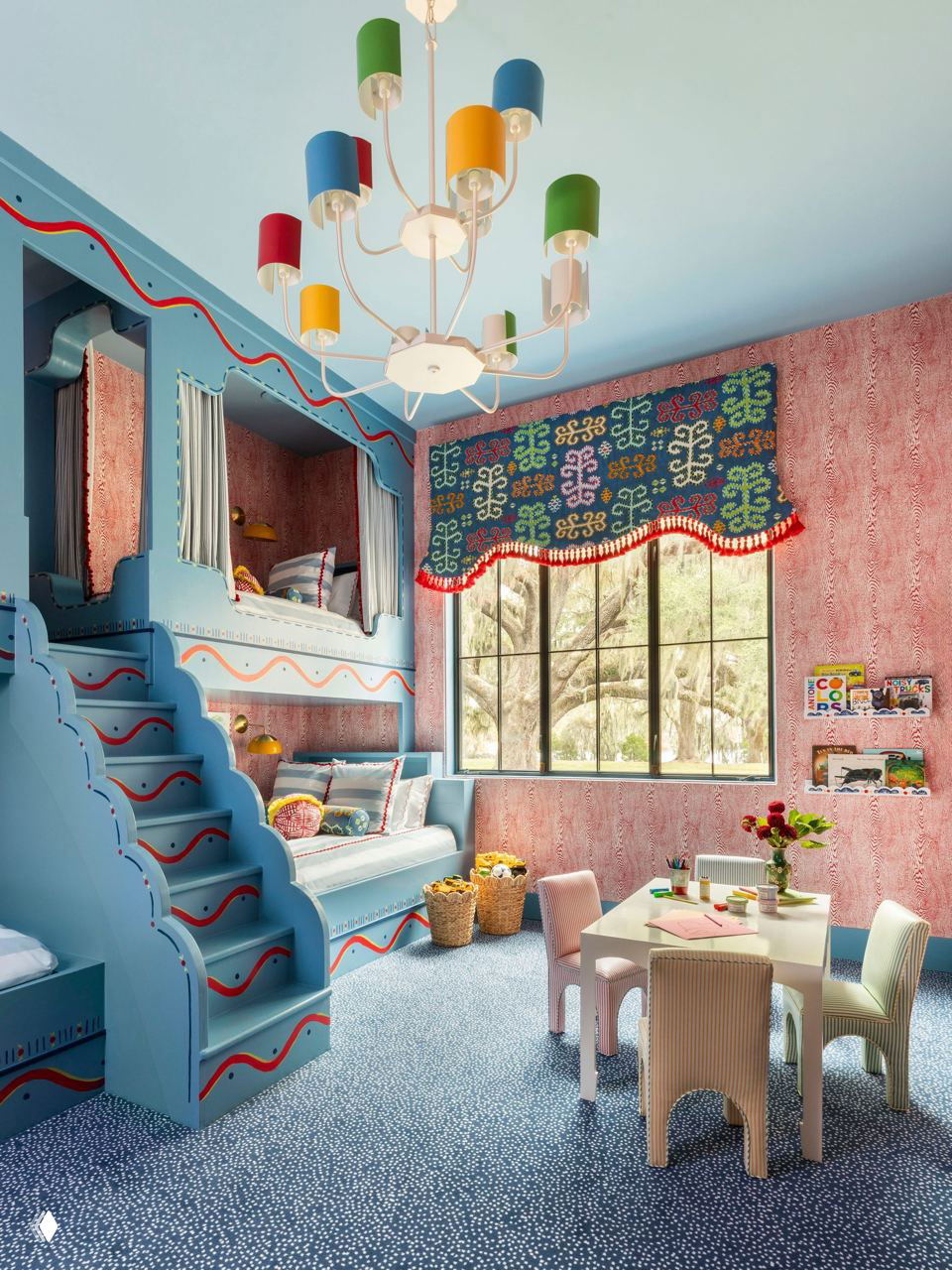 Розовый гардеробный — система хранения с полками для сумок и зеркальными фасадами, интерьер в пастельных и насыщенных розовых тонах с декоративным потолком.