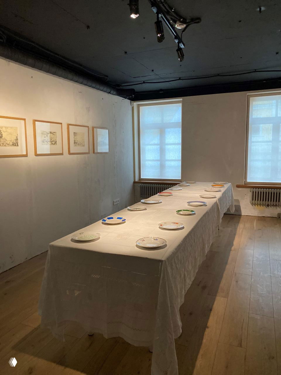 Стаффаж экспозиции: стол с антикварными предметами и игрушечной деревянной лошадкой, небольшие фигурки и старинные бытовые вещи, расставленные для создания семейной атмосферы.