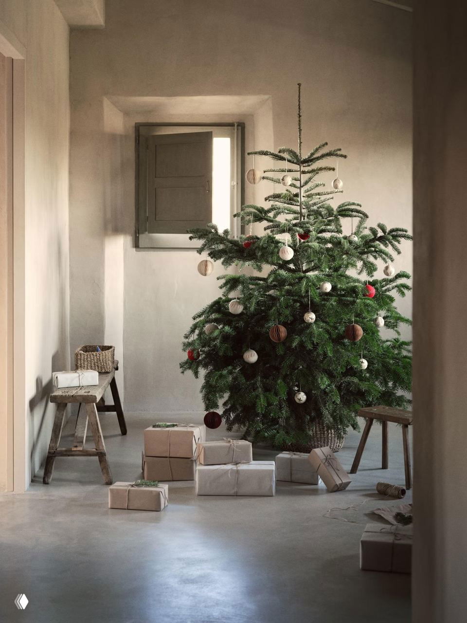 Сдержанная живая ёлка в минималистичном интерьере, украшенная простыми деревянными или тканевыми шарами и нейтрально упакованными подарками.