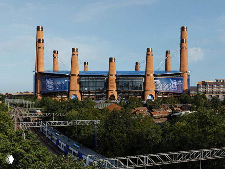 Внешний вид проектируемого стадиона в Бирмингеме с двенадцатью кирпичными башнями‑дымоходами, которые формируют силуэт и отсылают к фабричному наследию города.