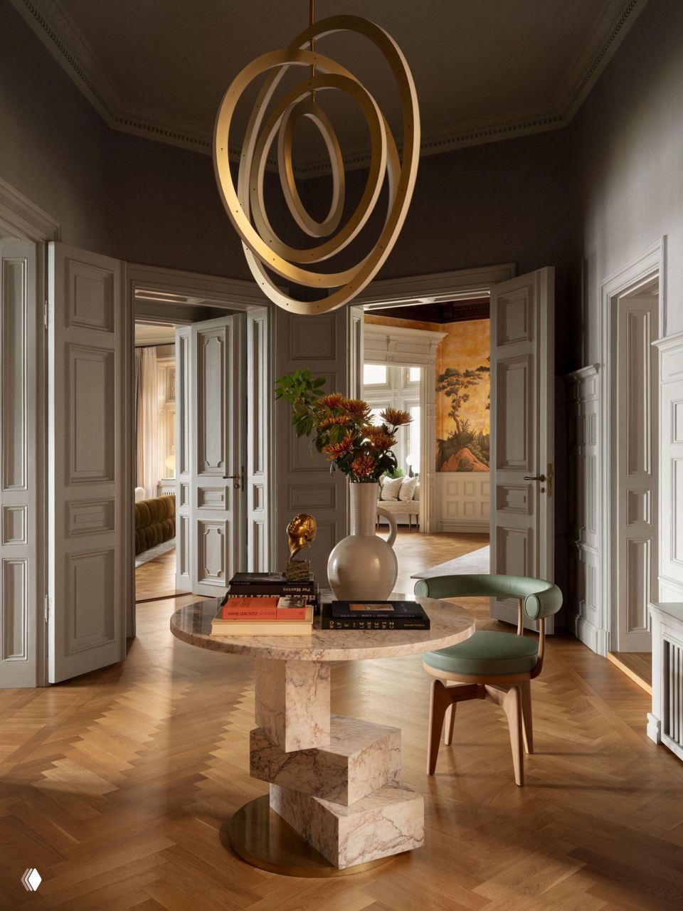 Входная зона с круглым итальянским мраморным столом на массивном постаменте, ореховой мебелью и тёплым масляным дубовым паркетом под ногами, создающим фон интерьера.
