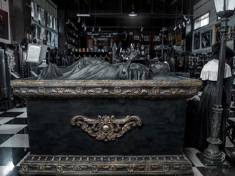 Ритуальный саркофаг и лежащая фигура в центральной экспозиции музея, декоративные орнаменты и музейное освещение создают атмосферу мемориала.