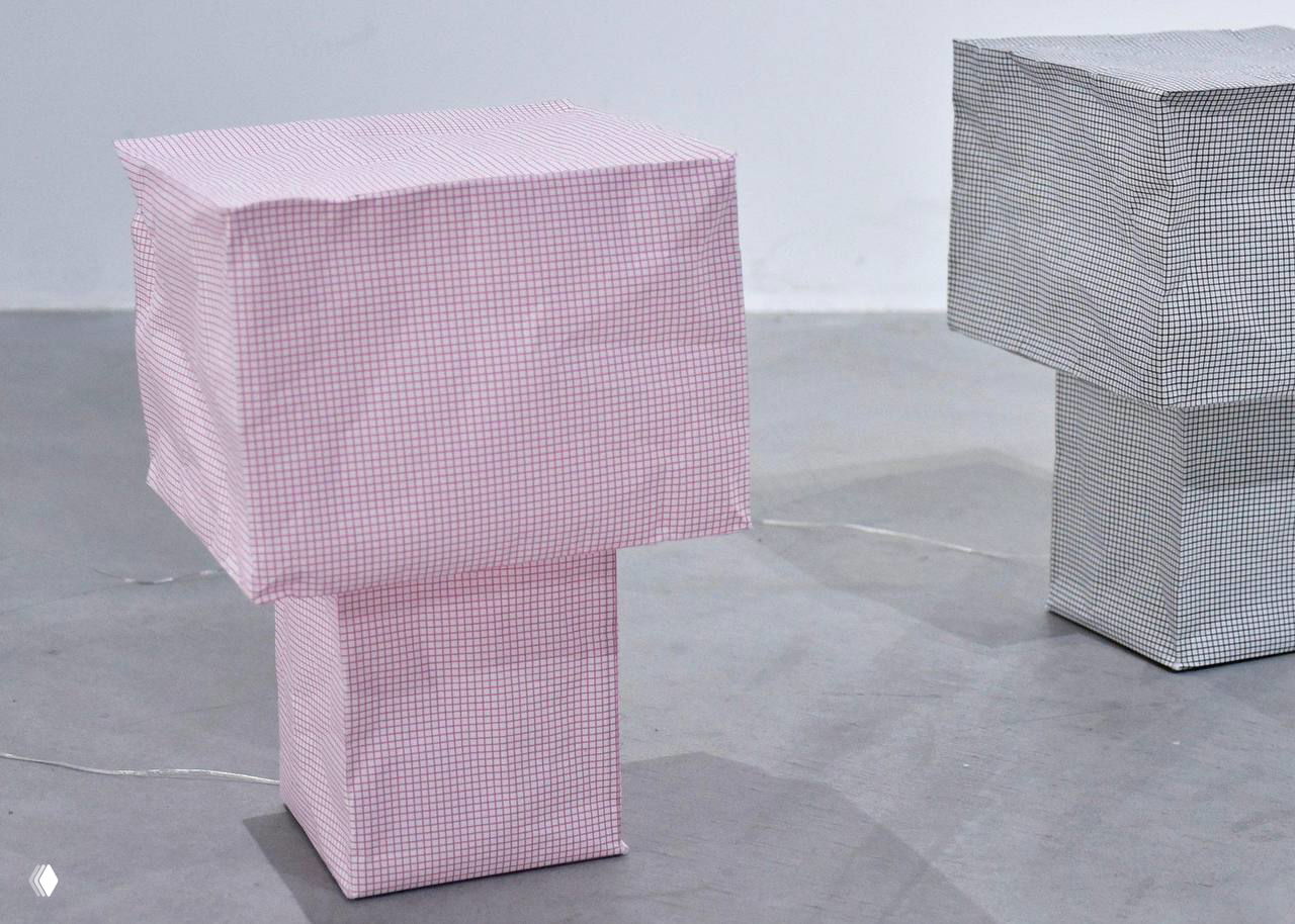 Розовая версия надувной настольной лампы Tsubomi дизайна Казухиро Яманака крупным планом — видны складки трёхслойного бумажно‑пластикового материала и форма абажура.