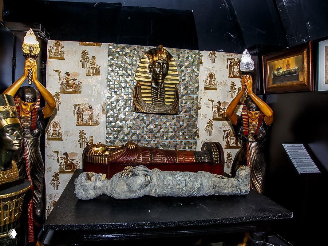 Экспозиция с египетскими мотивами: саркофаг, мумия и статуи, стилизованные под древние погребальные ритуалы, в тематической зоне музея.