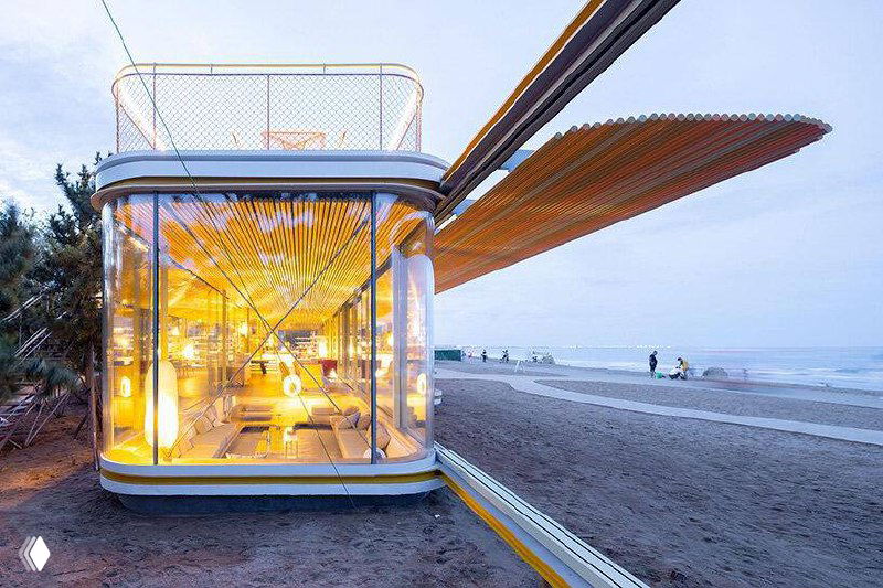 Интерпретация прибрежного кафе: прозрачные фасады открывают вид на горизонт, планировка ориентирована на связь леса и моря.