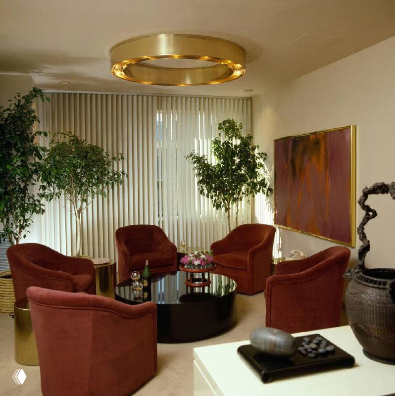 Изображение интерьера с видимыми цифровыми искажениями и артефактами: кресла и растения в комнате частично искажены, фото повреждено.