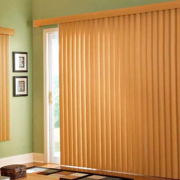 Вертикальные бежевые жалюзи в интерьере: классический пример оконного оформления, которое часто ассоциируется со старыми офисами и неуютными помещениями.