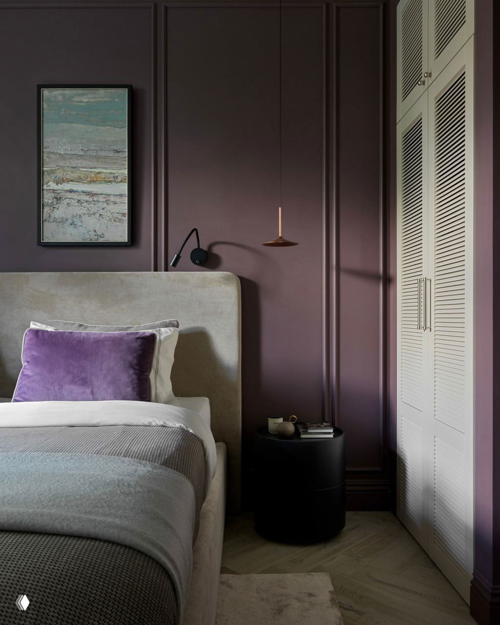 Спальня в тёмно-сливовой гамме: глубокие фиолетово-бордовые стены, нейтральное изголовье кровати и текстиль с бархатными акцентами для драматичного образа.