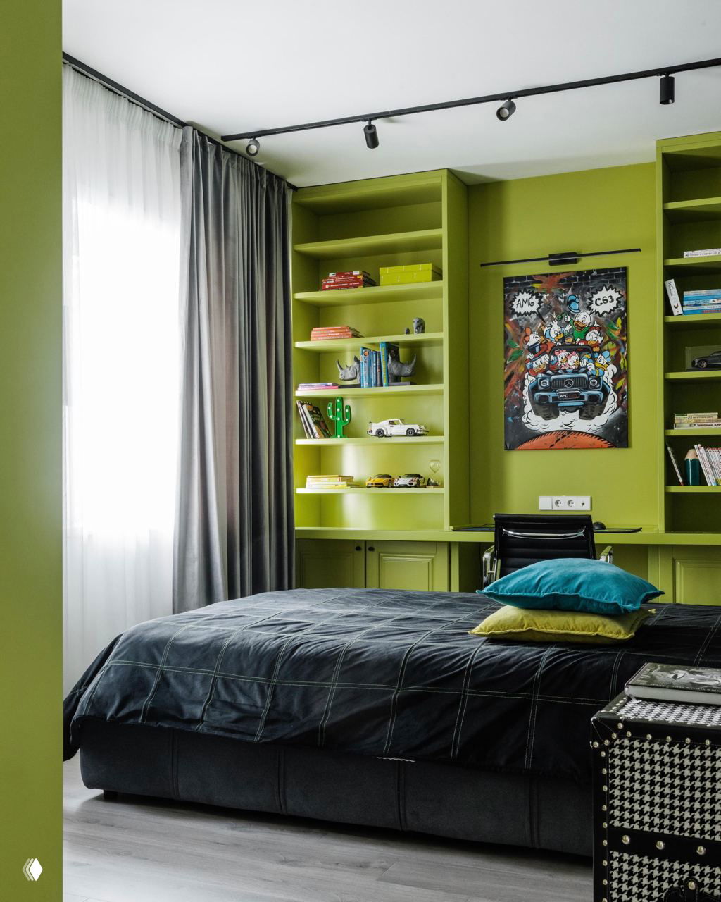 Спальня с яркими зелёными встроенными полками и шкафами близкого к васаби оттенка, чёрное покрывало и разноцветные декоративные подушки создают контрастный образ.
