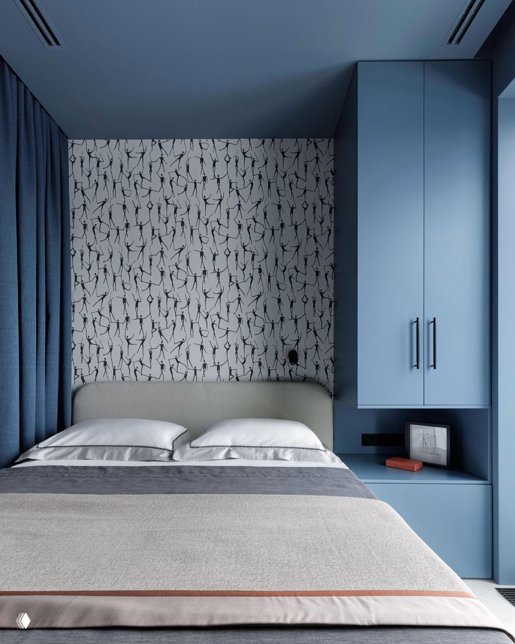 Компактная спальня в синих тонах: низкая кровать, встроенные шкафы и декоративные обои с тонким рисунком — эффект единой цветовой гаммы и функциональности.